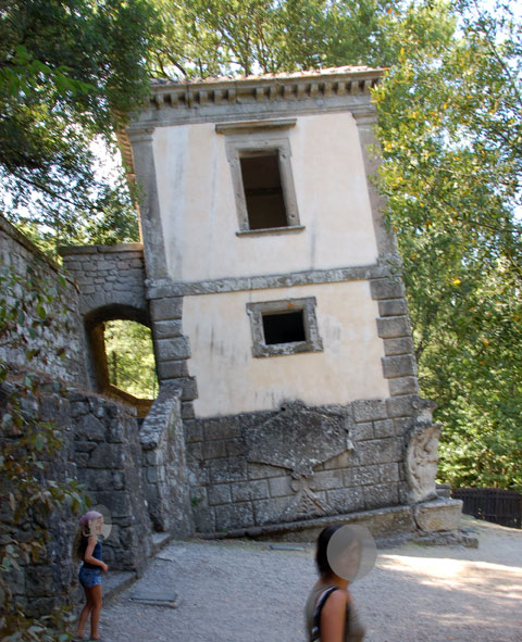 Bomarzo casa-pendente-giardino-mostri-bomarzo